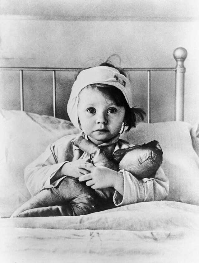 Biography: Cecil Beaton
