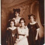 Photo of Cristina, Matilde, Adriana and Frida Kahlo, by Guillermo Kahlo.