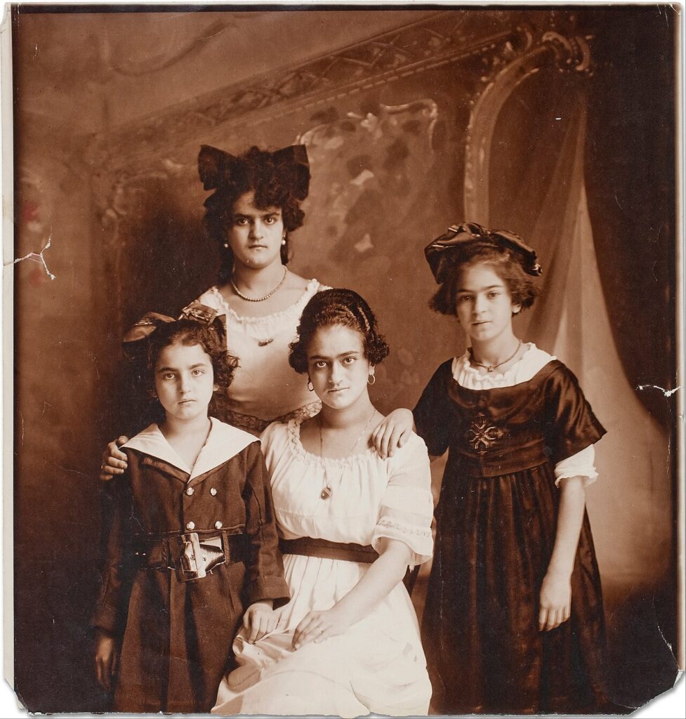Photo of Cristina, Matilde, Adriana and Frida Kahlo, by Guillermo Kahlo.
